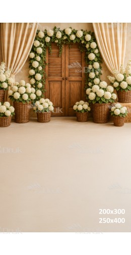 Tło fotograficzne z drewnianymi drzwiami, kremowymi hortensjami i beżowymi zasłonami | E591